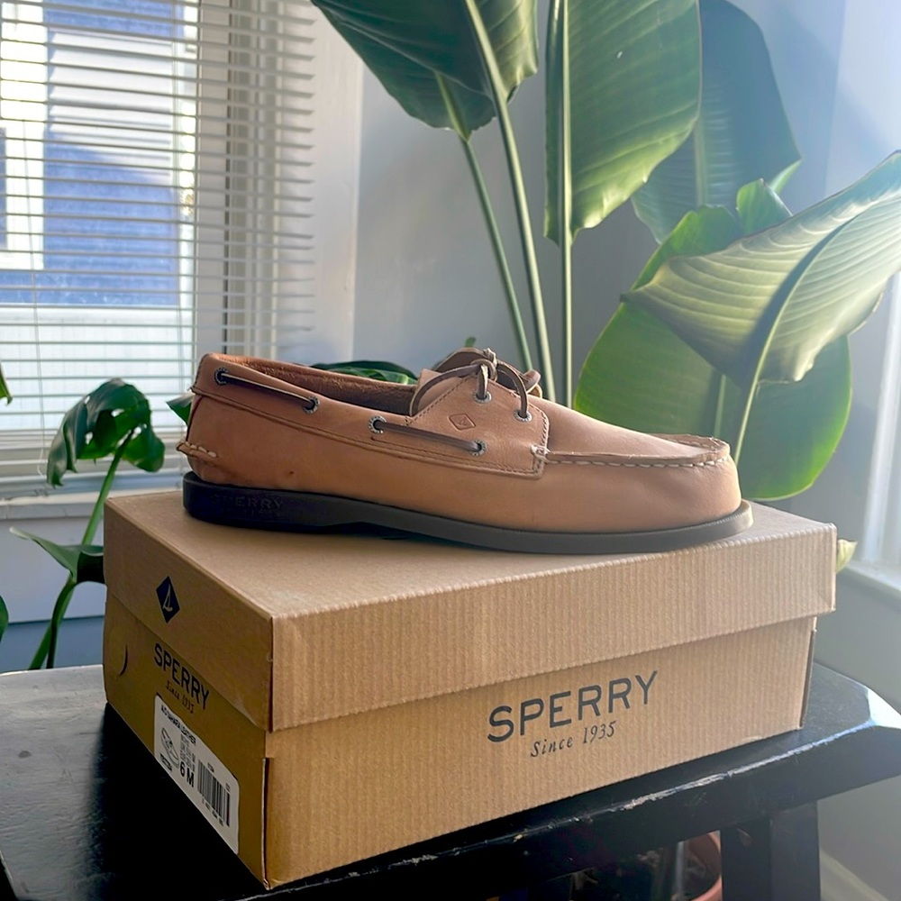 Sperry boys size 6 boat shoes - NEW IN BOX!
